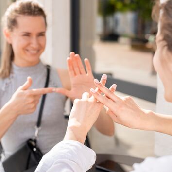 2 Frauen kommunizieren in Gebärdensprache