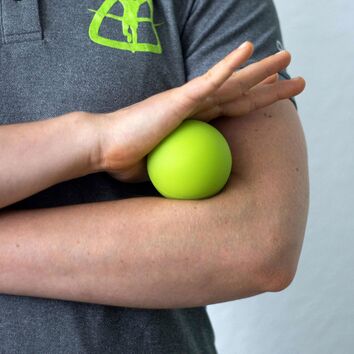 SPORTIVATIONs Faszienkugel massiert Unterarm