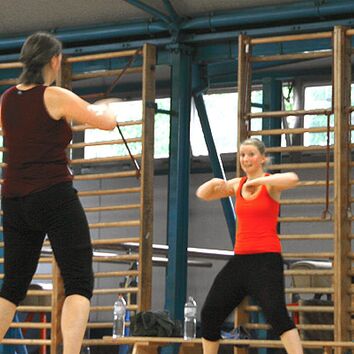 Zumba Trainerin und eine Teilnehmerin im Focus