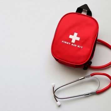 Erste Hilfe Set und ein Stetoskop