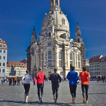Gruppe Jogger vor der Frauenkirche in Dresden
