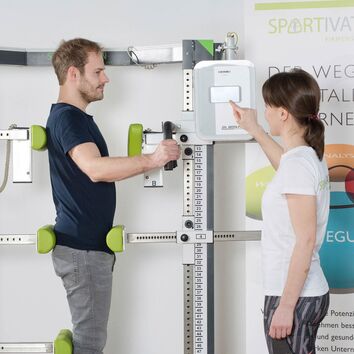 Mann wird im Dr. Wolff Back Check von einer Frau getestet